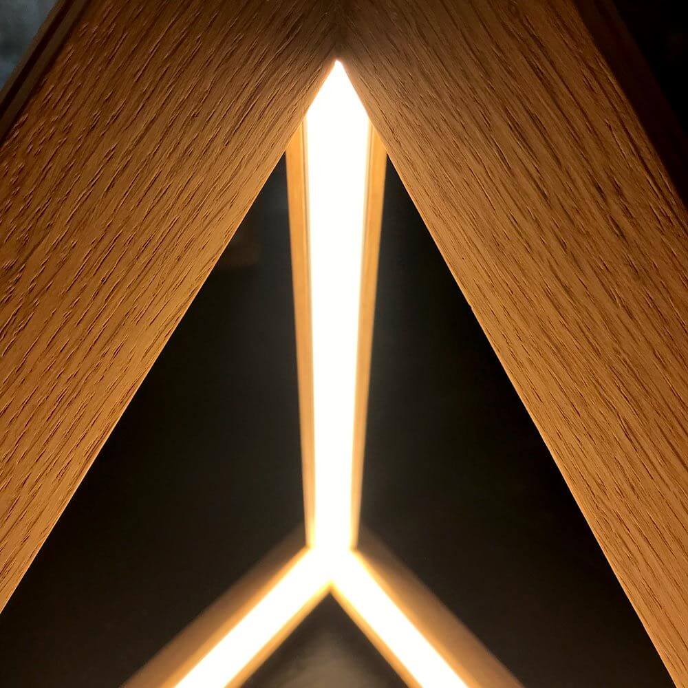 LED Tischleuchte Trigonon 2500lm Eiche-Geölt mit warmem Licht und elegantem Design aus geöltem Holz.