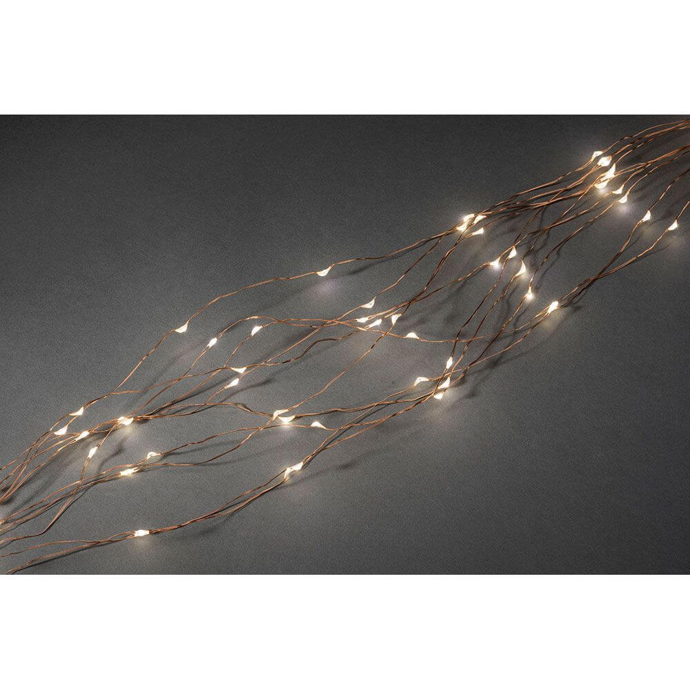 LED Tropfenlametta 10 Stränge mit 20 Dioden 200 Warmweiße Dioden kupferfarbener Draht auf schwarzem Hintergrund.