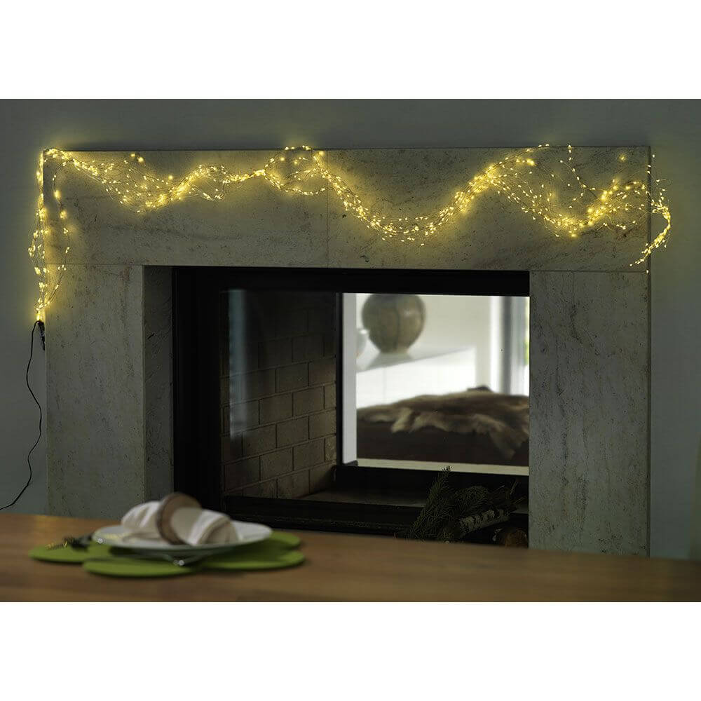 Dekoration mit LED Tropfenlametta 10 Stränge mit 20 Dioden 200 Warmweiße Dioden über dem Kamin.