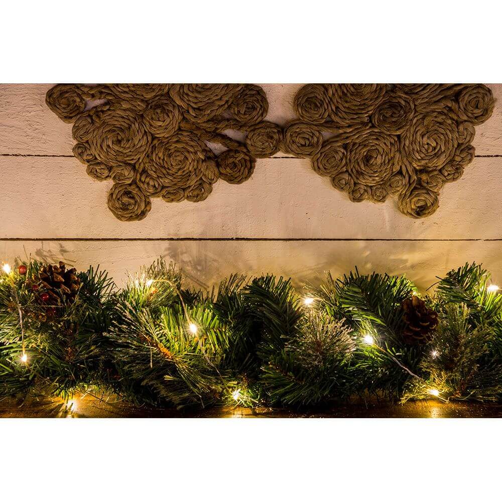 LED Tropfenlichterkette 50 bernsteinfarbene Dioden auf einem Winterkranz mit Tannenzweigen und Dekoration.