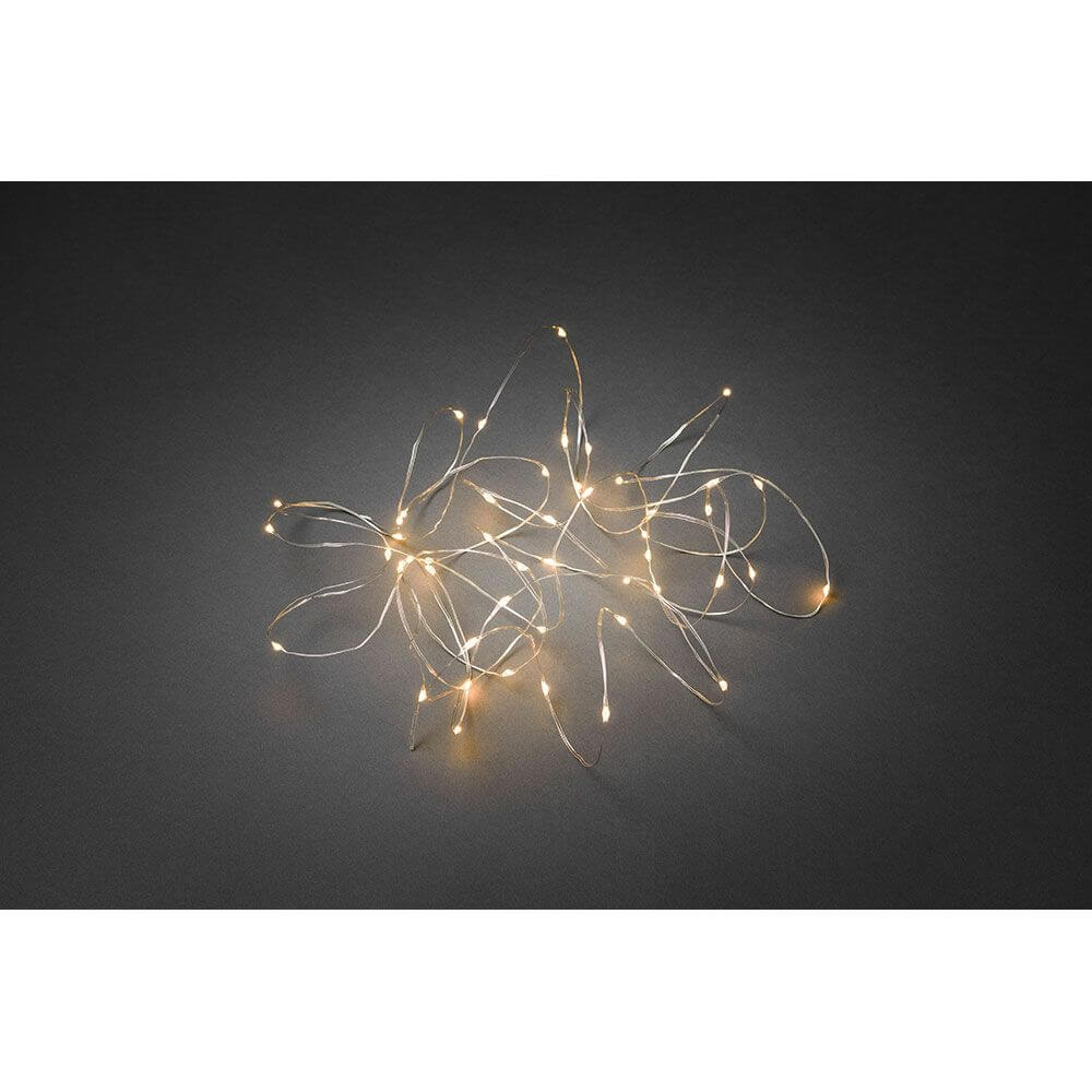 LED Tropfenlichterkette 50 bernsteinfarbene Dioden auf silbernem Draht, leuchtend in der Dunkelheit.