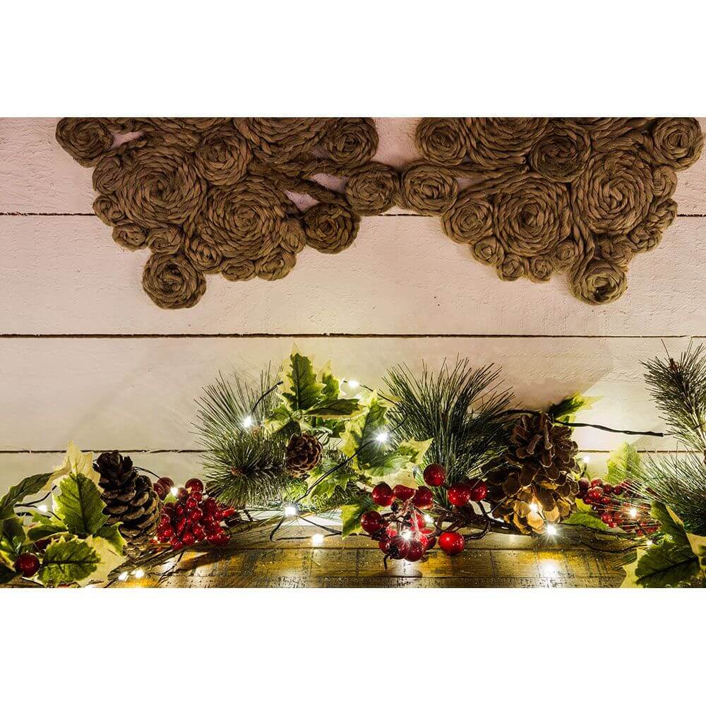 Dekorative Weihnachtskränze mit Lichtern, Tannenzapfen und grünen Zweigen, ideales festliches Arrangement.
