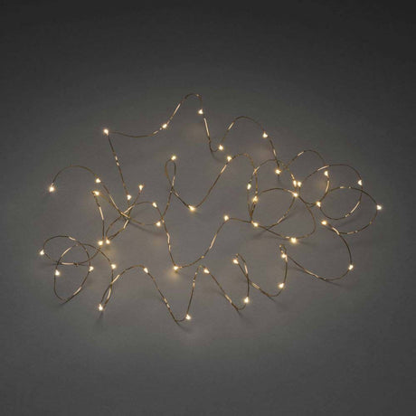 LED Tropfenlichterkette 100 bernsteinfarbene Dioden goldfarbener Draht auf dunklem Hintergrund.