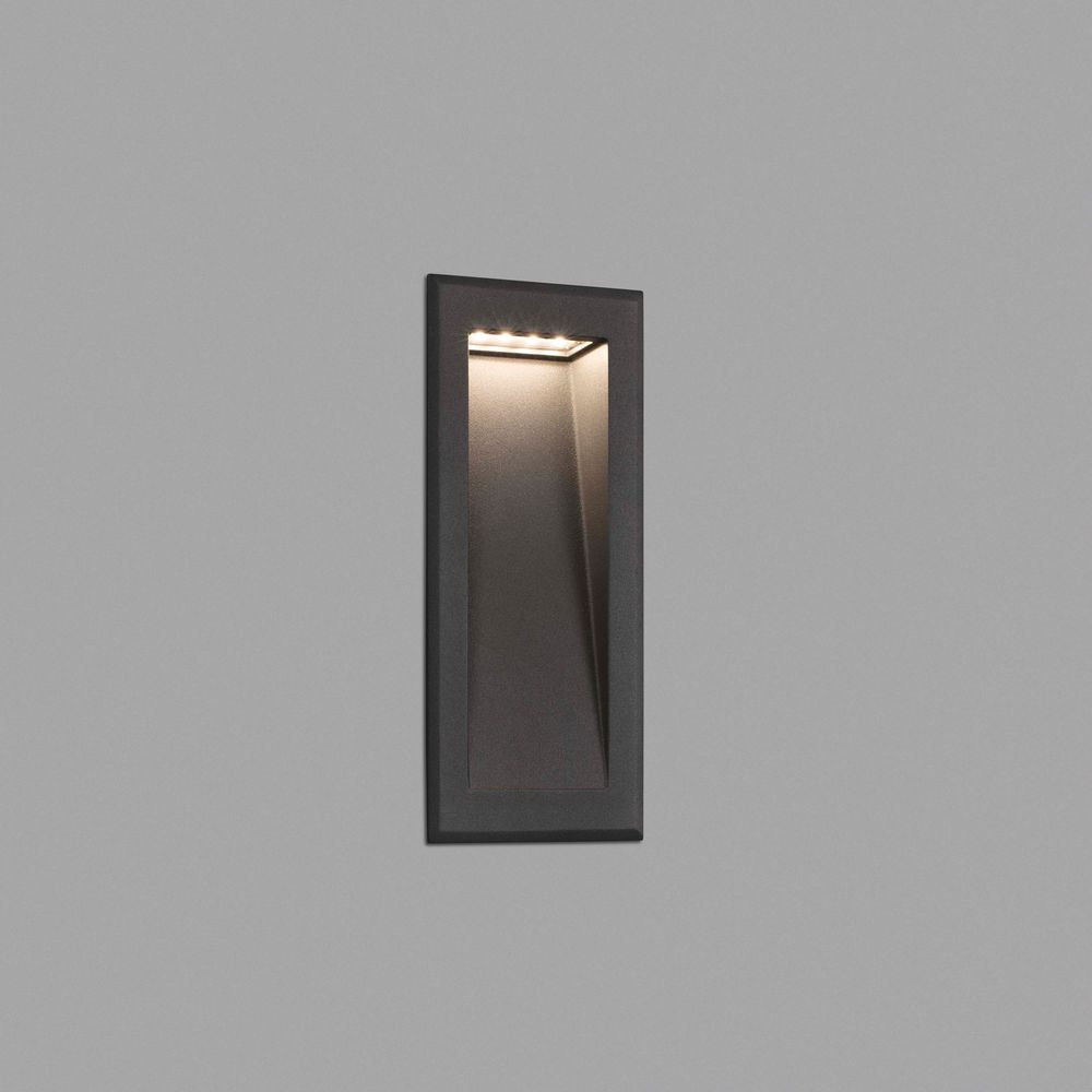 LED Wand-Downlight SOUN-2 IP65 Dunkelgrau an einer Wand montiert.