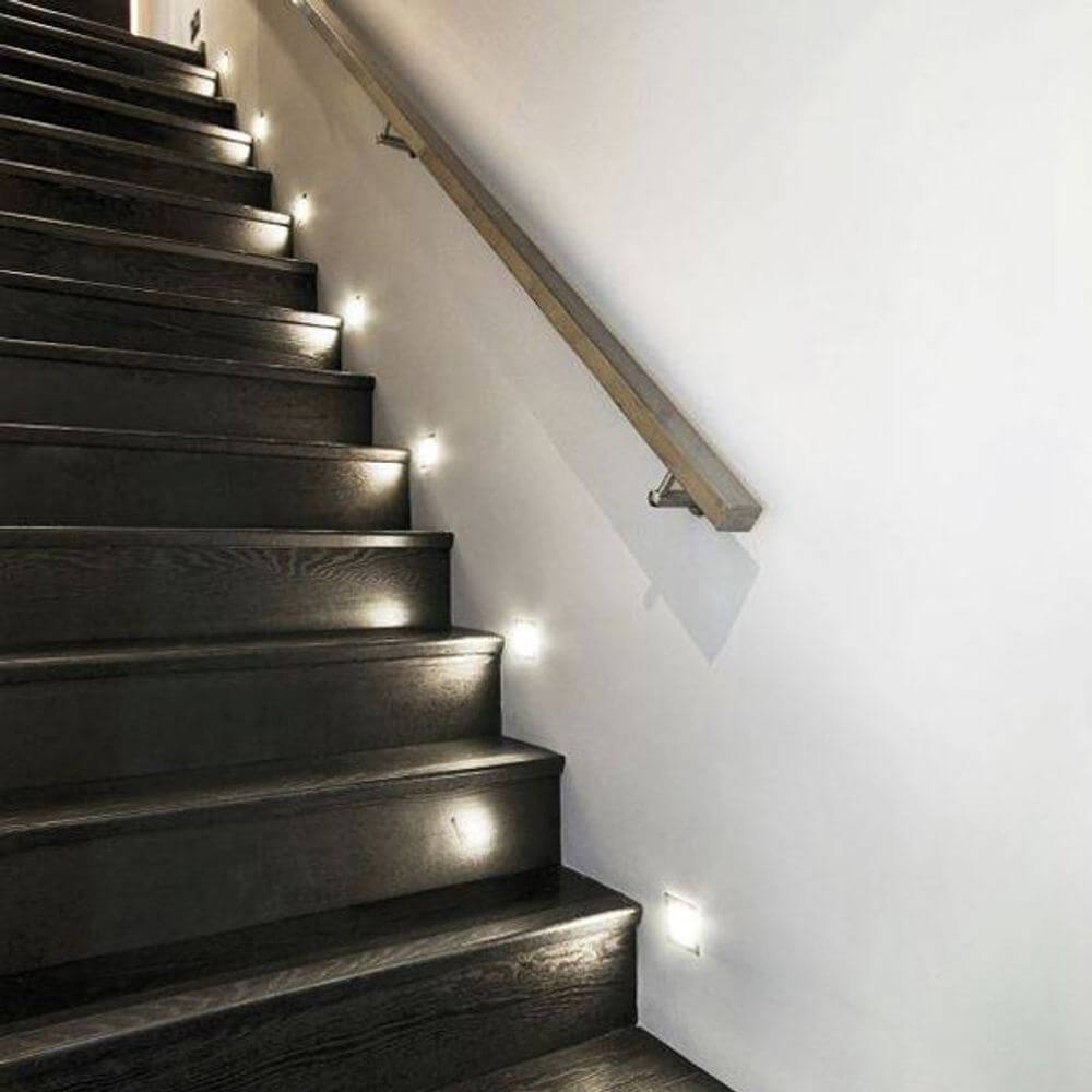 LED-Wandeinbauleuchte Apus Alu-gebürstet an einer modernen Treppe installiert.