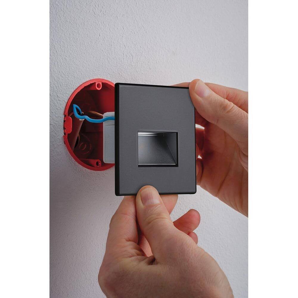 Installation der LED Wandeinbauleuchte Edge Quadro in Schwarz-Matt an der Wand.