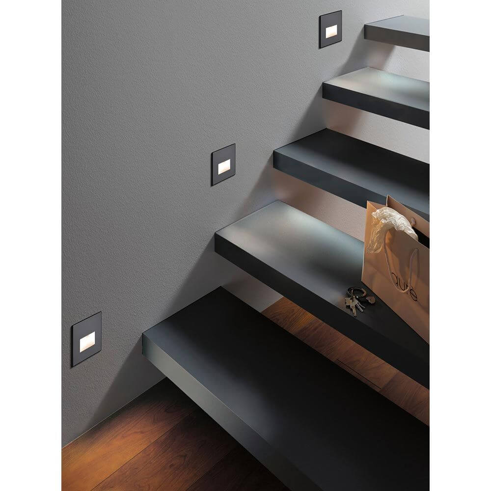 LED Wandeinbauleuchte Edge Quadro in Schwarz-Matt an Treppe, dekorative Beleuchtung für Sicherheit und Stil.