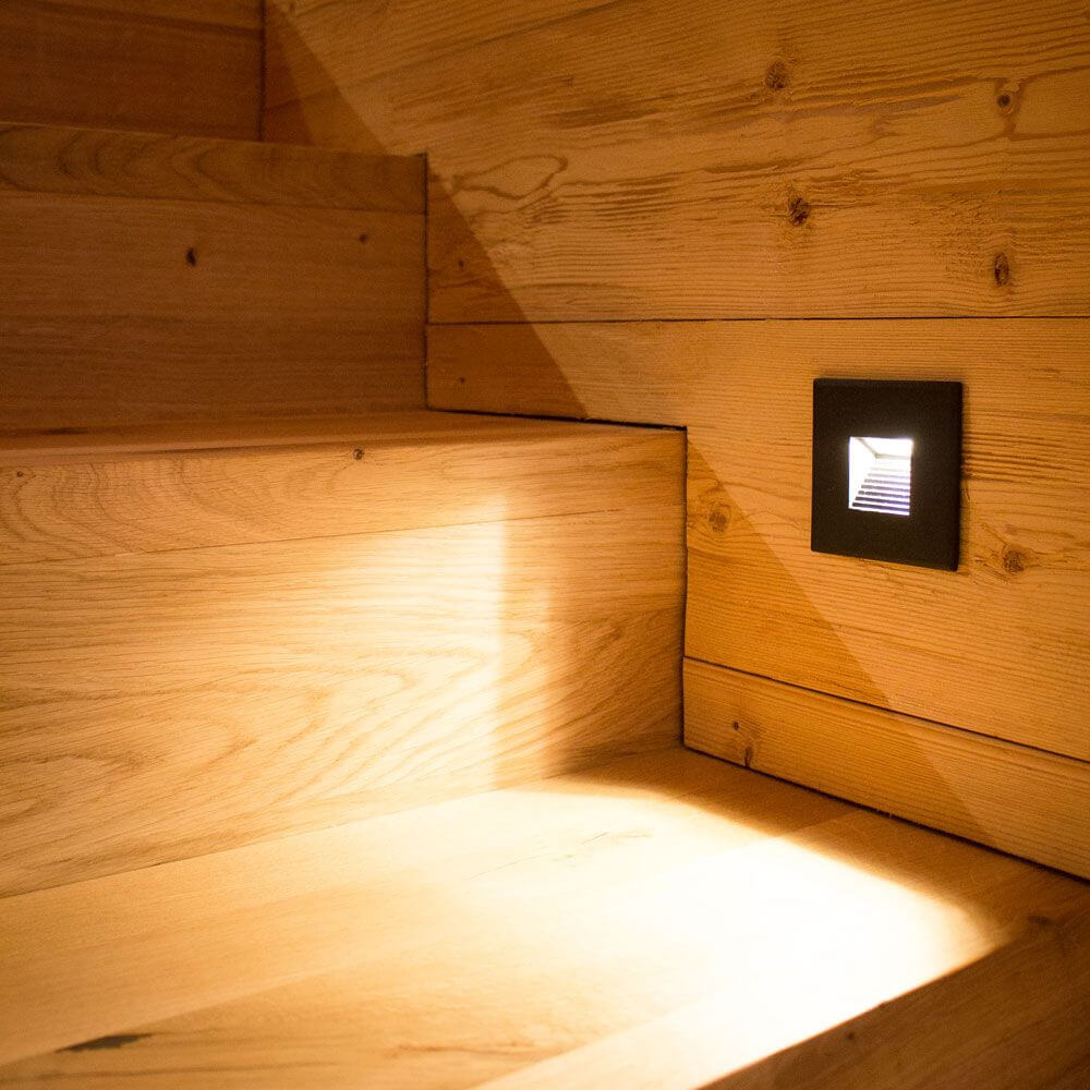 LED-Wandeinbaustrahler Sys-Wall 68 LED-Modul für Unterputzdose an Holztreppe installiert.