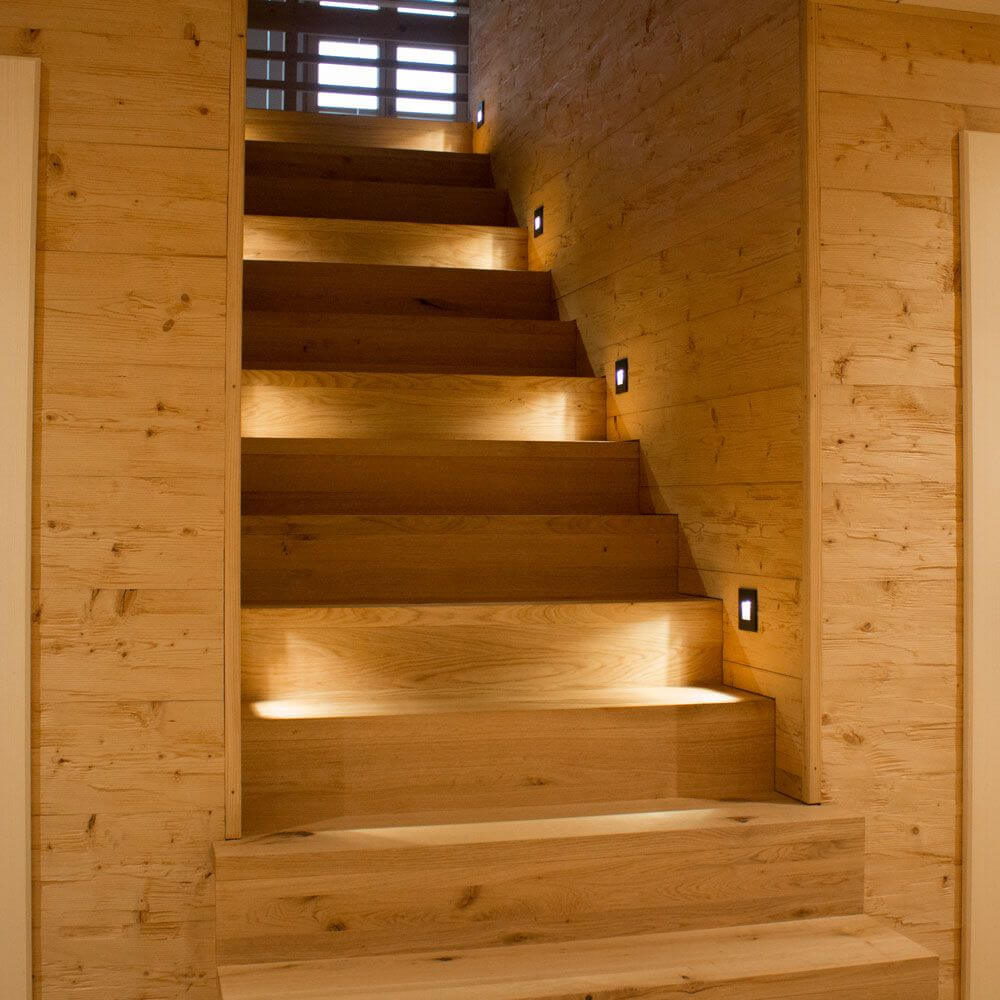 LED-Wandeinbaustrahler Sys-Wall 68 LED-Modul für Unterputzdose an Treppe aus Holz
