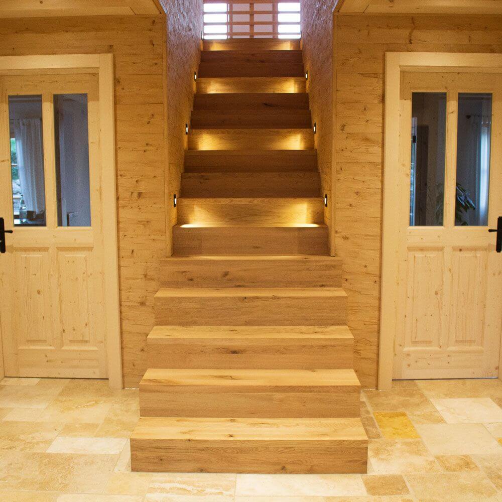 LED-Wandeinbaustrahler Sys-Wall 68 LED-Modul für Unterputzdose in einem modernen Treppenhaus