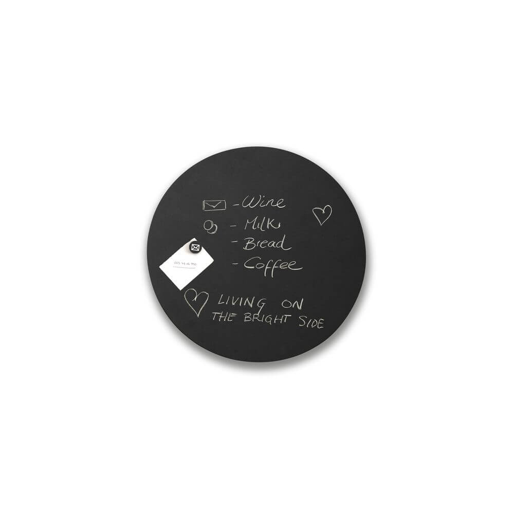 Runder Tafelschild mit Notizen für Einkäufe wie Wein, Milch, Brot und Kaffee sowie der Aufschrift "Living on the Bright Side".