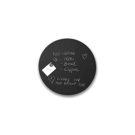 Runder Tafelschild mit Notizen für Einkäufe wie Wein, Milch, Brot und Kaffee sowie der Aufschrift "Living on the Bright Side".