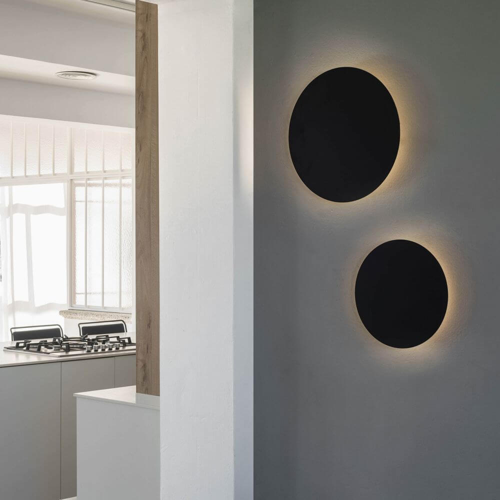 LED Wandlampe BOARD 7W 2700K Schwarz an der Wand in modernem Küchenambiente