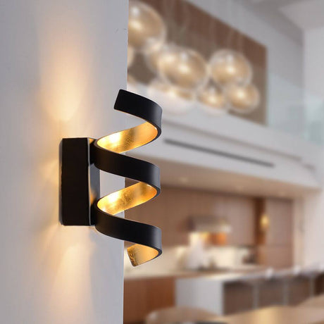 LED Wandlampe Helix Goldfarben, Schwarz in modernem Kücheninterieur mit indirektem Licht.