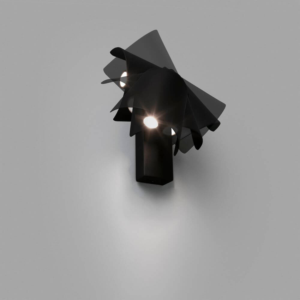 LED Wandlampe LE PETIT Schwarz an der Wand montiert, modernes und stilvolles Design.
