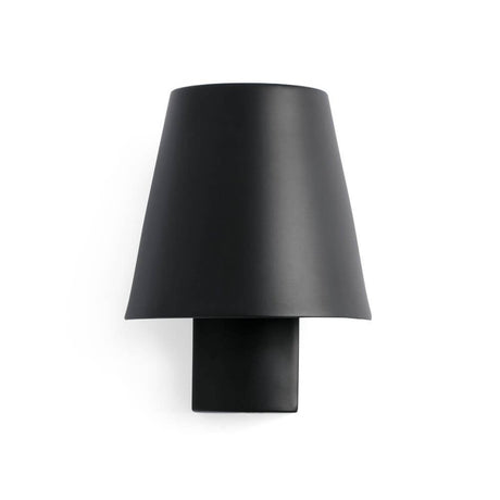 LED Væglampe LE PETIT Sort monteret på væggen, moderne design i sort.