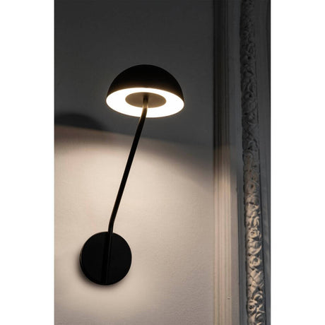 LED Lese-Wandlampe PURE 6W 3000K Schwarz an der Wand mit einem modernen Design in Schwarz.
