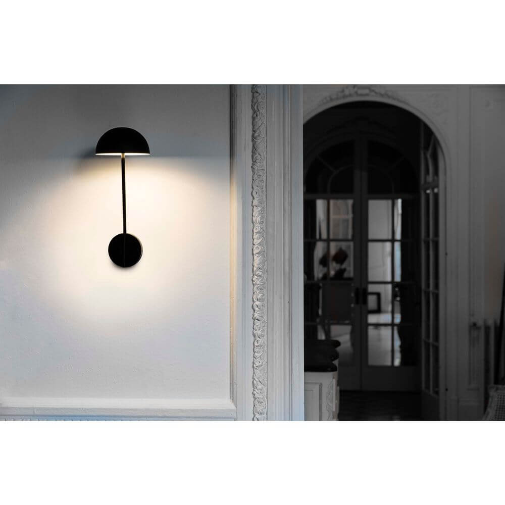LED Lese-Wandlampe PURE 6W 3000K Schwarz an einer Wand montiert mit sanfter Beleuchtung.