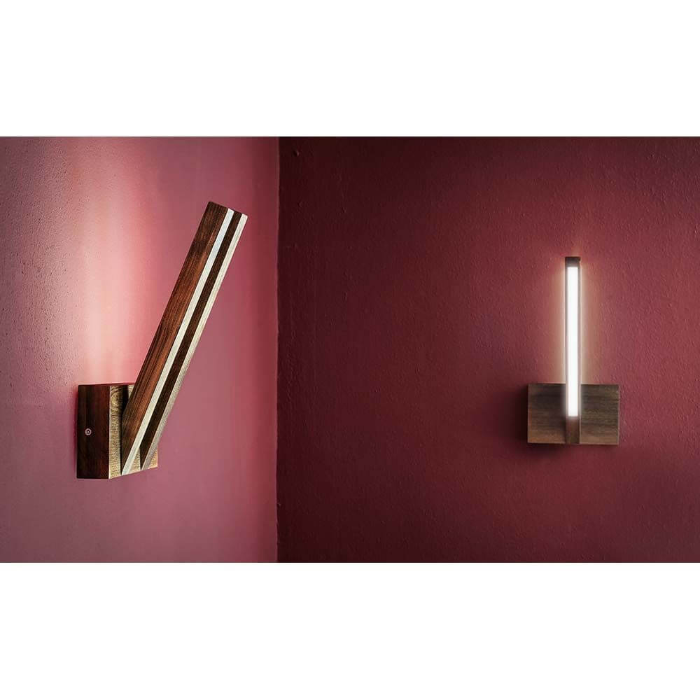 LED Wandleuchte 350lm Nuss an roten Wänden, moderne Beleuchtung mit Holzdesign.
