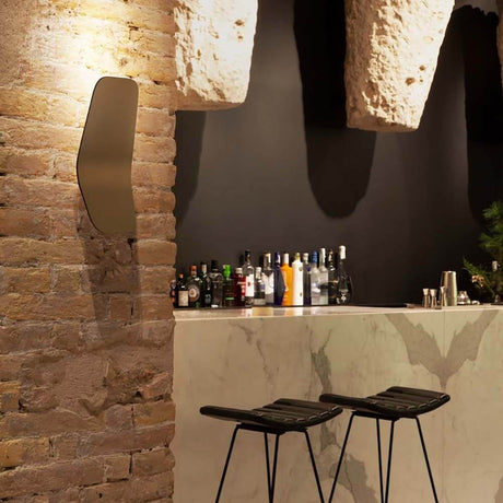 LED-Wandleuchte Ashiya in modernem Interieur mit Backsteinwand und stilvoller Bar.