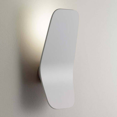 Moderne LED-Wandleuchte Ashiya in weißer Farbe, inspiriert von Origami-Faltkunst.