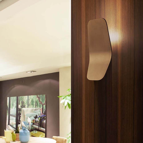 LED-Wandleuchte Ashiya in modernem Raum, inspiriert von Origami, schafft elegantes Lichtdesign.