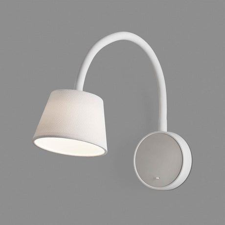 LED Lese-Wandleuchte BLOME Weiß an einer grauen Wand, ideal für gemütliches Lesen.