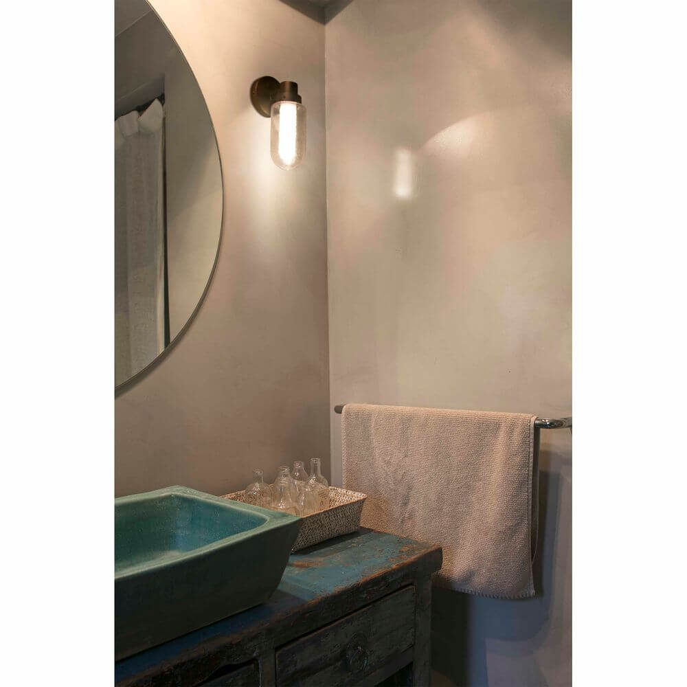 LED-vegglampe BRUME 3W 2700K IP44 bronse i moderne bad med rund speilbelysning.
