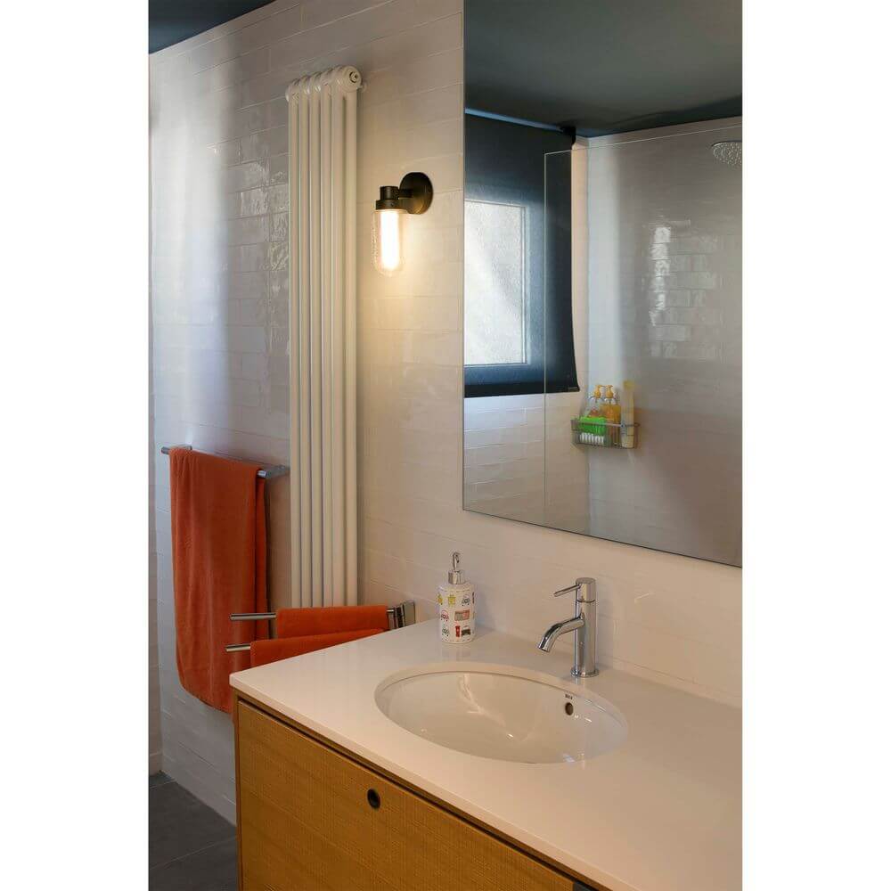 LED-vegglampe BRUME 3W 2700K IP44 bronse i moderne bad med speil og vask