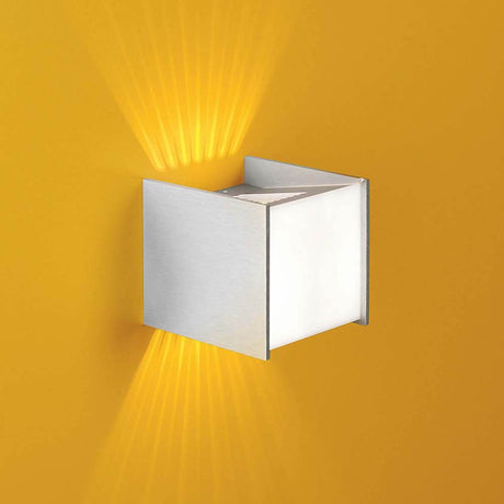 Casablanca LED-Wandleuchte Box mit Aluminium und mattem Glas auf gelbem Hintergrund.