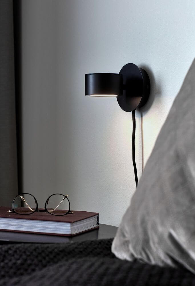 LED Wandleuchte Clyde an einer Wand, perfekt für ein modernes, skandinavisches Ambiente.