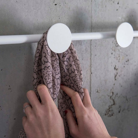 LED Wandleuchte HAN Schwarz Garderobenhaken mit Schal an einem minimalistischen Garderobenhaken.