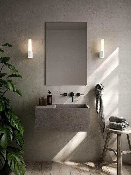 LED Wandleuchte Helva Night IP44 an einem modernen Badezimmerwaschtisch mit Spiegel.