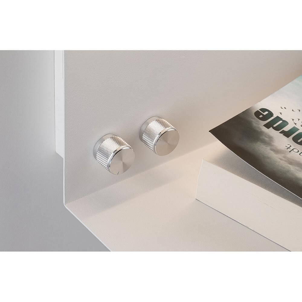 Detailansicht der LED Wandlampe Jarina mit Ablage + USB Dimmbar, Knöpfe und Buch auf Ablage.