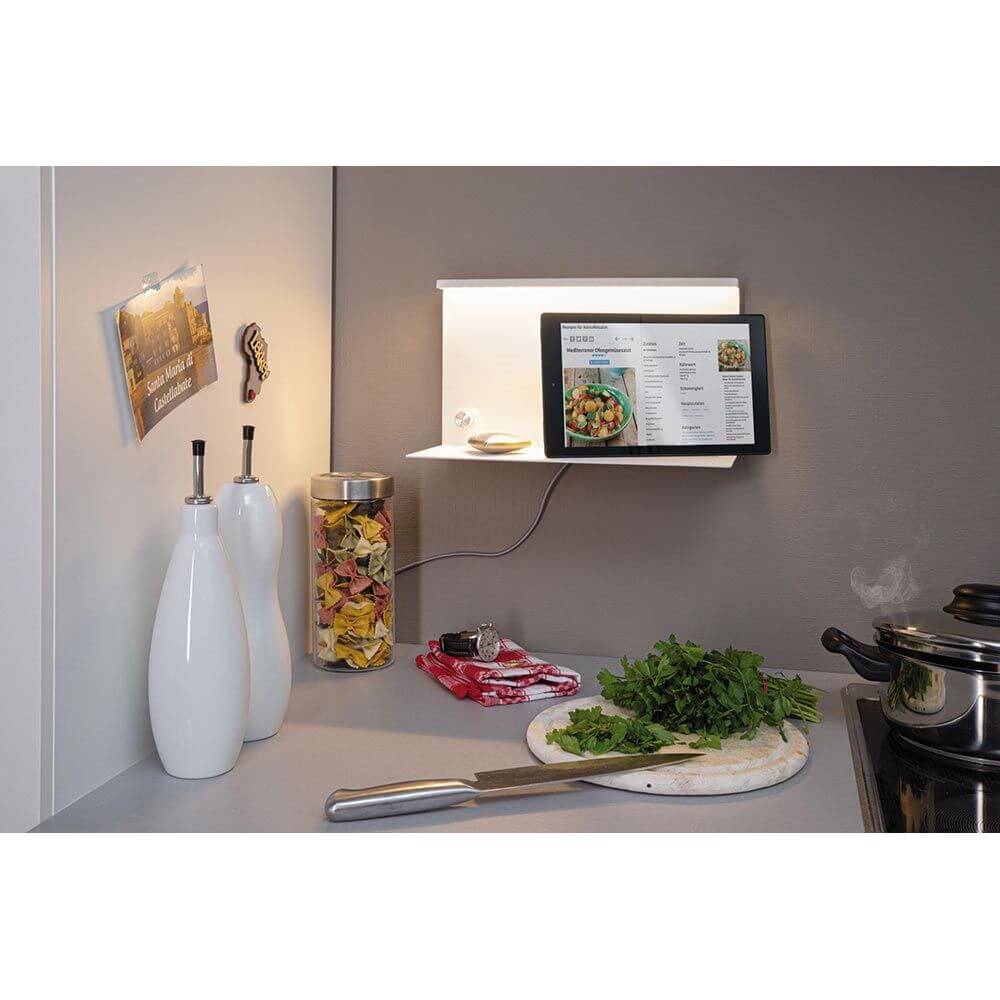 LED Wandleuchte Jarina USB Weiß Dimmbar in einer modernen Küche mit Ablage und Tablet.