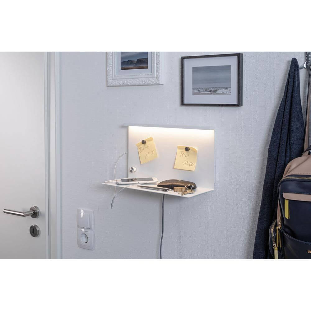 LED Wandleuchte Jarina USB Weiß Dimmbar an der Wand mit Ablagefläche für Notizen und Schlüssel.