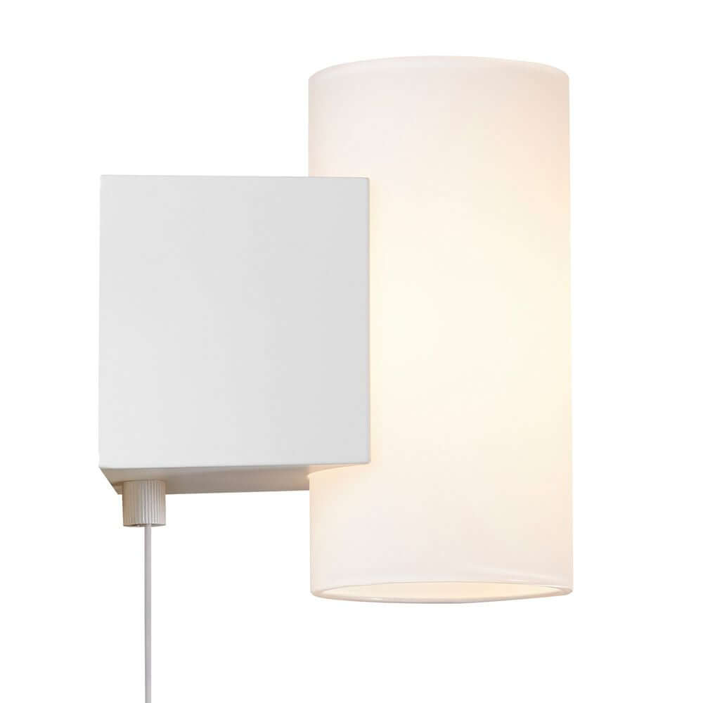 LED Wandleuchte Mona in modernem Design mit weißem Lampenschirm und quadratischem Gehäuse.