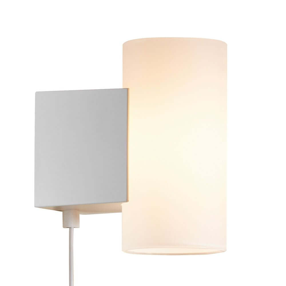 LED Wandleuchte Mona in modernem Design mit einem weißen Lampenschirm und elegantem Schalter.