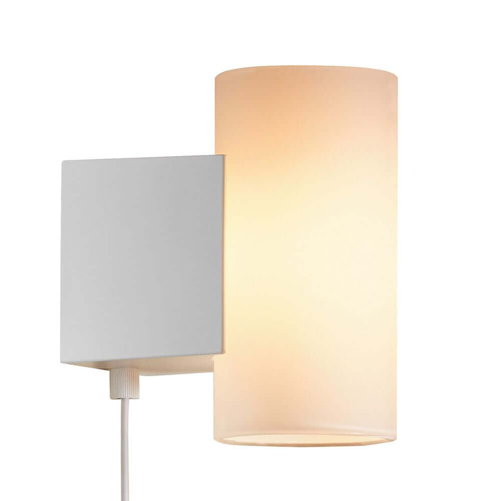 LED Wandleuchte Mona in modernem Design mit weißem Gehäuse und sanftem Licht.