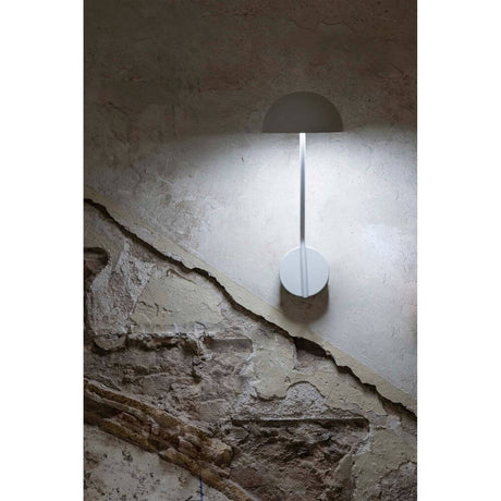 LED Lese-Wandleuchte PURE 6W 3000K Weiß an einer rustikalen Wand installiert, elegantes Design in Weiß.
