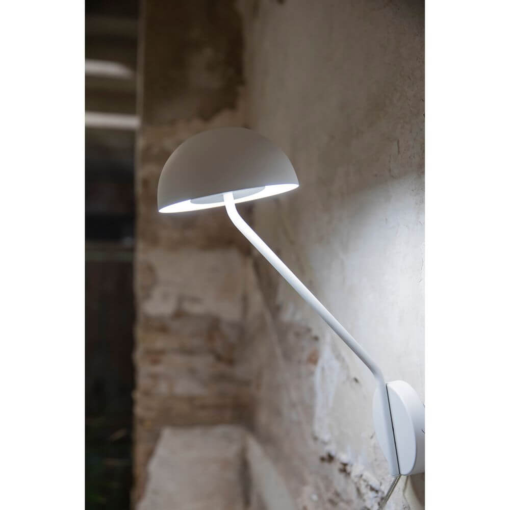 LED-leselampe PURE 6W 3000K hvit på en vegg i moderne design, ideell for lesing.