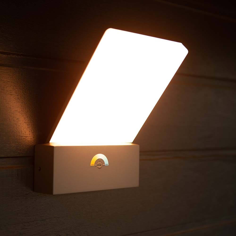 LED-Wandleuchte Pano Lichtfarbe regelbar an der Wand montiert mit dimmbarem Licht.