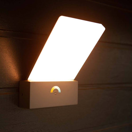 LED-Wandleuchte Pano Lichtfarbe regelbar an der Wand montiert mit dimmbarem Licht.