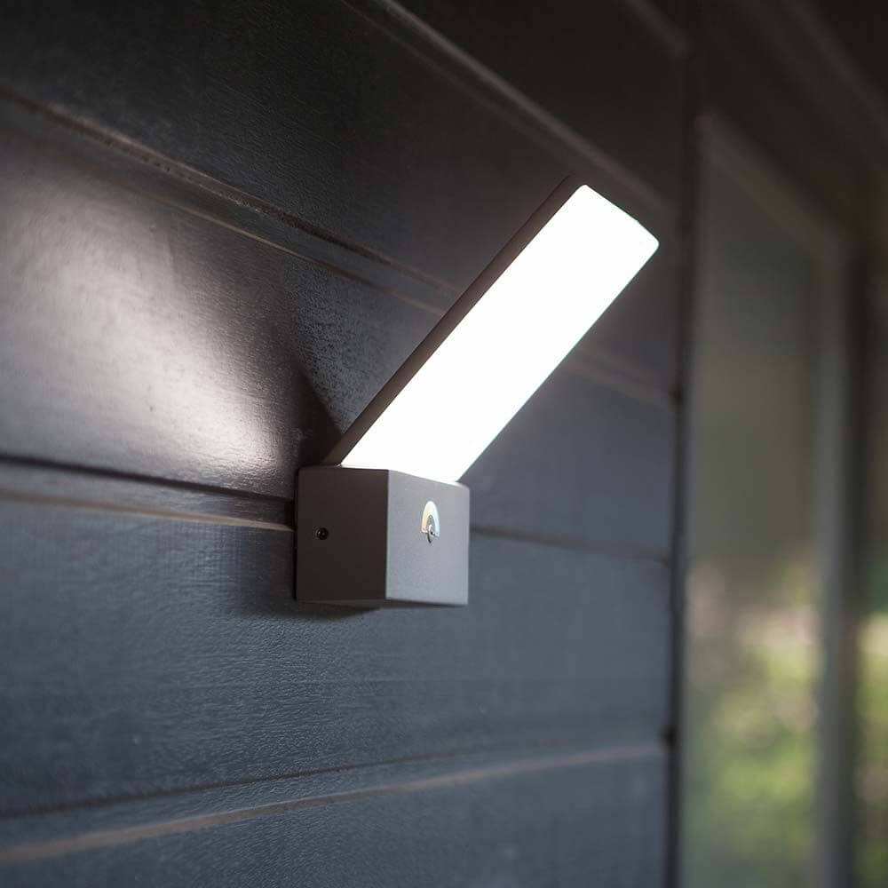 LED-Wandleuchte Pano Lichtfarbe regelbar an einer Wand montiert.