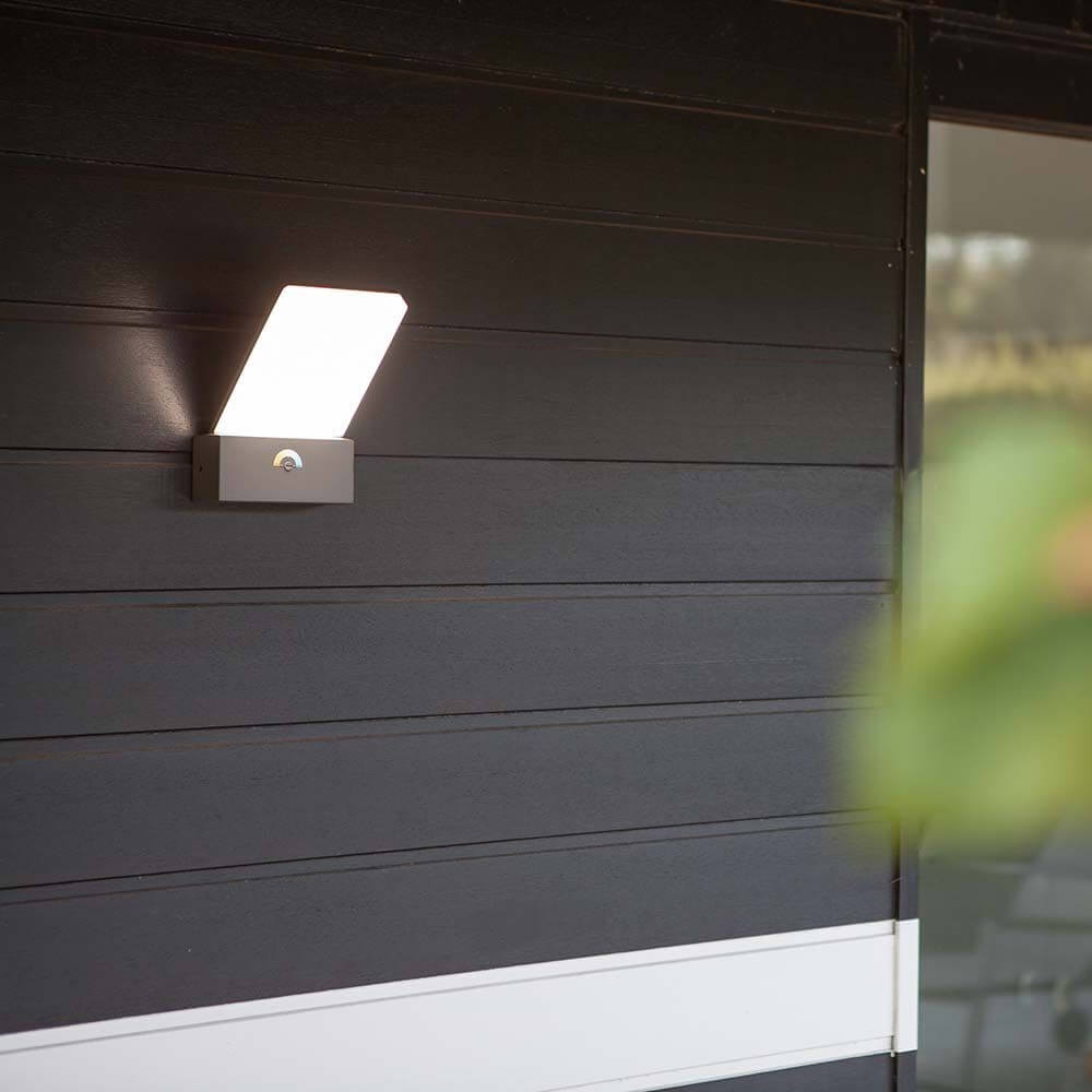 LED-Wandleuchte Pano Lichtfarbe regelbar an einer Holzwand installiert
