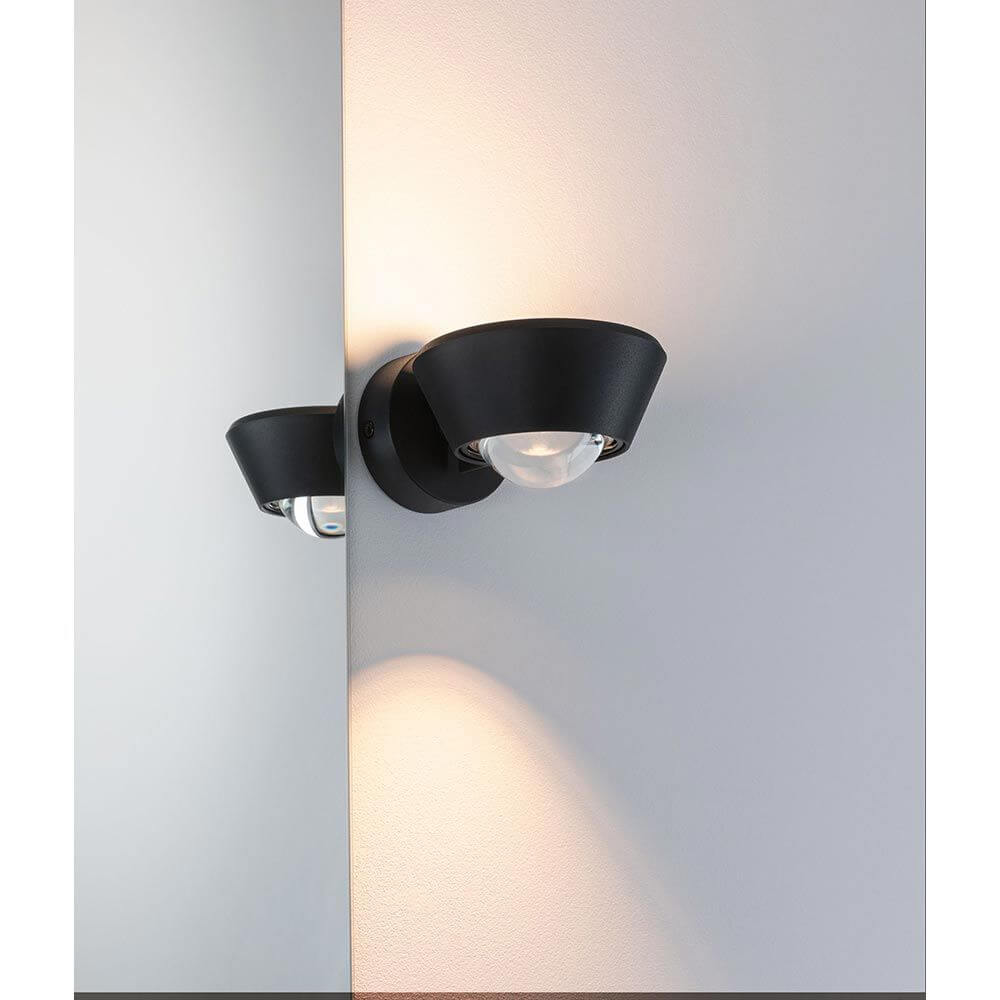 LED Wandleuchte Sabik Dimmbar Schwarz an der Wand, strahlt Licht nach oben und unten aus.