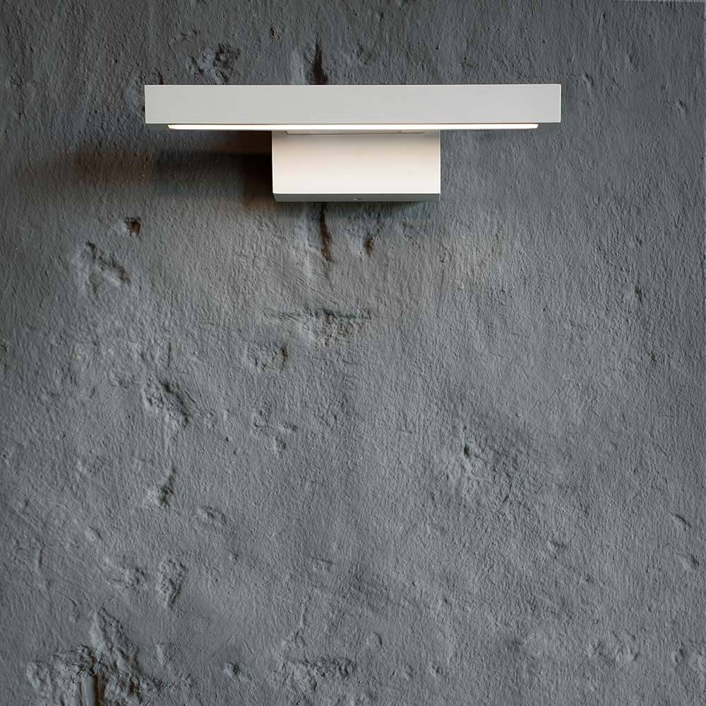 LED Wandleuchte Smal Touch-Dimmer 490lm Weiß an grauer Wand montiert, modernes Design und dimmbare Funktion.