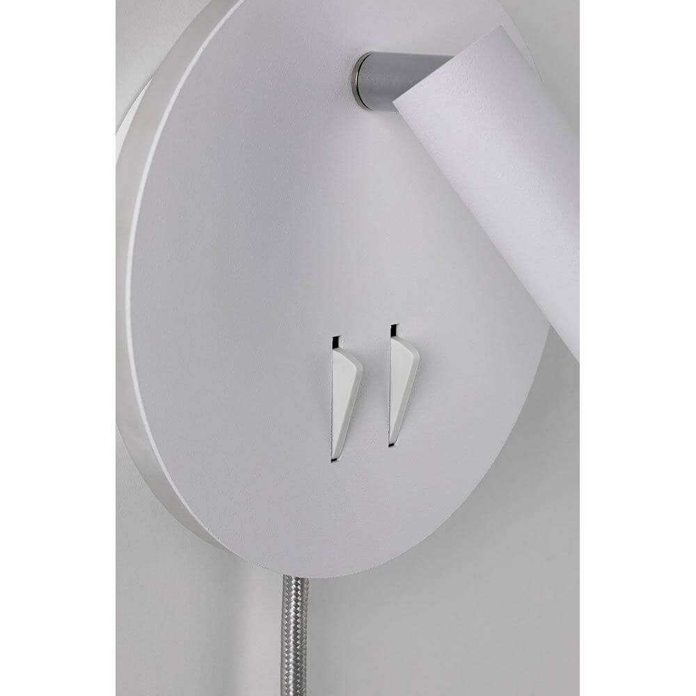 Detailansicht der LED Wandleuchte Tabari in Weiß und Chrom mit leichtem, modernem Design.