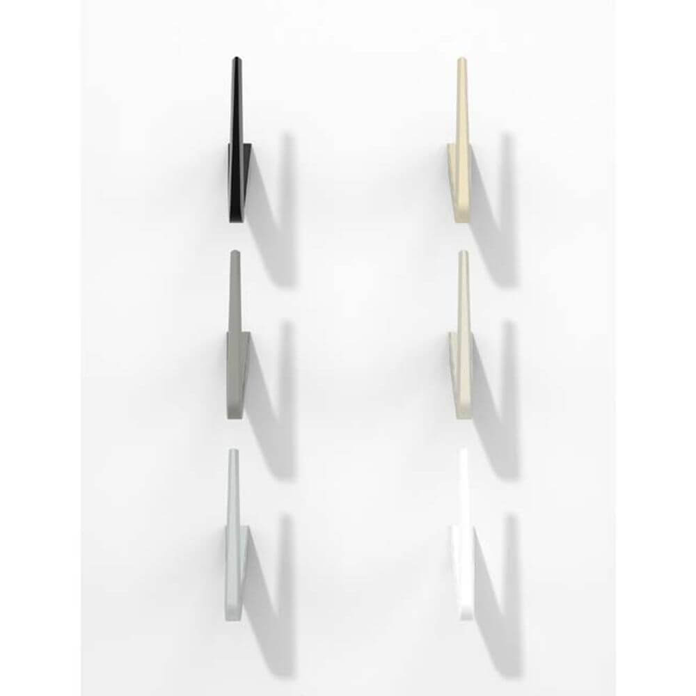 Rotaliana LED-Wandleuchte Tick 29cm Schwarz an der Wand montiert mit verschiedenen Farbvarianten.
