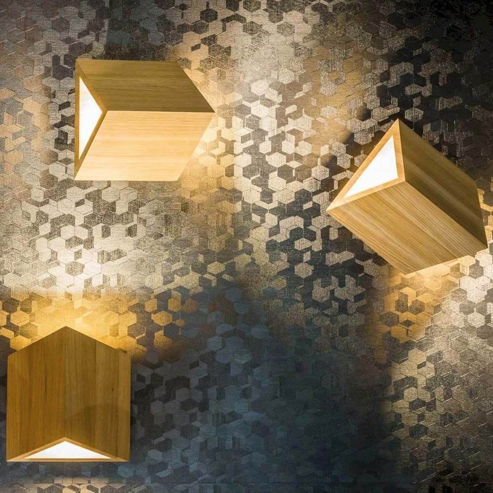 LED Wandleuchte Trekant 720lm Eiche-Geölt an Wand mit modernem geometrischen Design